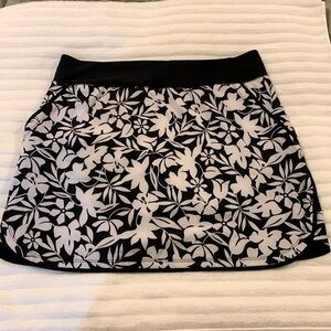 NWOT Lands End Womens Skort. Has black shorts with hygienic liner in place. 12. 